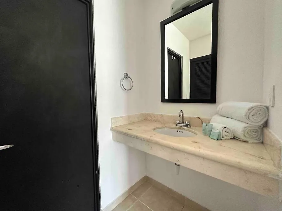 G302 - Perfectly Located Penthouse With Heated Pool! Apartment Playa del Carmen
